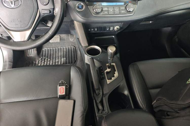Used Toyota RAV4 2013 2.5L Automatic 4x4 Luxury Edition Gear Lever