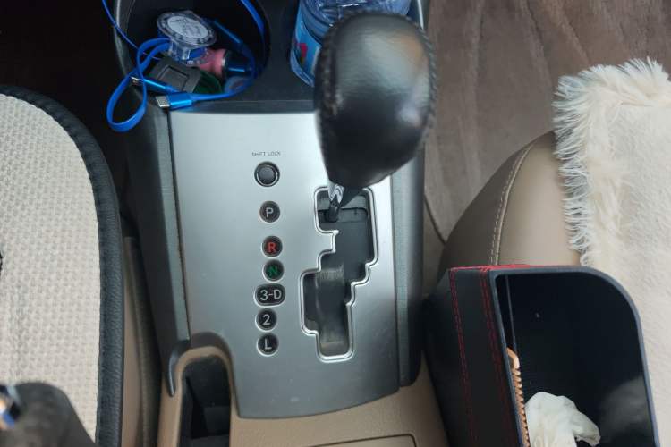 Used Toyota RAV4 2013 Special Edition 2.4L Automatic 4x4 Prestige Gear Lever
