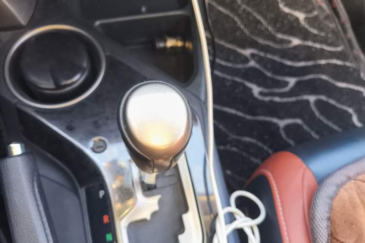 Used Toyota RAV4 2013 2.5L Automatic 4x4 Luxury Edition Gear Lever