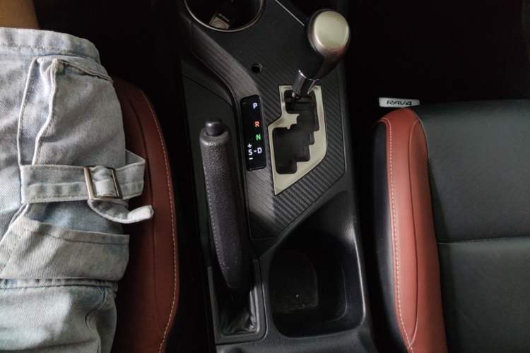 Used Toyota RAV4 2013 2.5L Automatic 4x4 Elite Edition Gear Lever