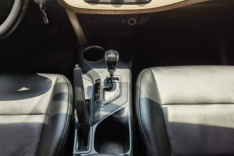 Used Toyota RAV4 2013 2.0L CVT Two-Wheel Drive Urban Edition Gear Lever