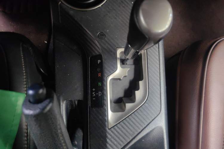 Used Toyota RAV4 2013 2.5L Automatic 4x4 Elite Edition Gear Lever