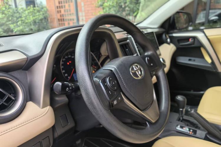 Used Toyota RAV4 2013 2.0L CVT Four-Wheel Drive Fashion Edition Interior 1