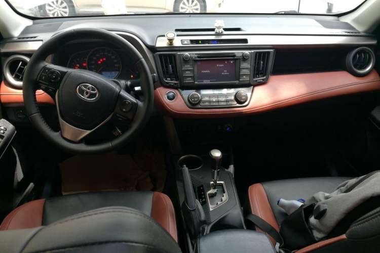 Used Toyota RAV4 2013 2.5L Automatic 4x4 Elite Edition Interior 2