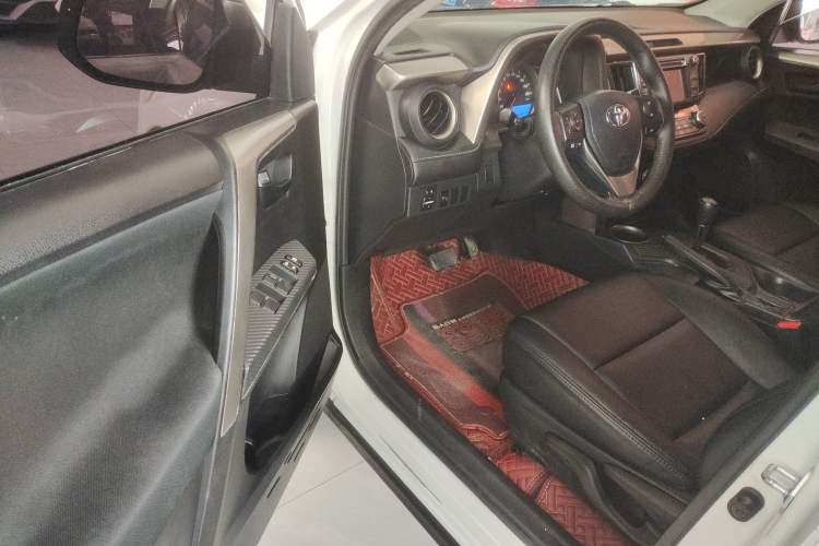 Used Toyota RAV4 2013 2.0L CVT Four-Wheel Drive Fashion Edition Interior 2