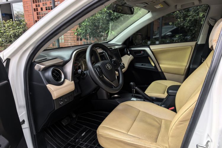 Used Toyota RAV4 2013 2.0L CVT Four-Wheel Drive Fashion Edition Interior 2