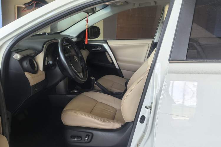 Used Toyota RAV4 2013 2.0L CVT Four-Wheel Drive New Edition Interior 2