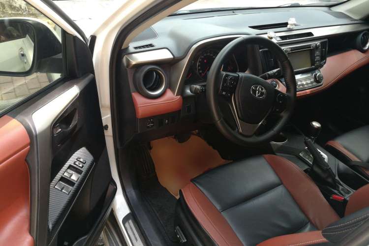 Used Toyota RAV4 2013 2.5L Automatic 4x4 Elite Edition Interior 3