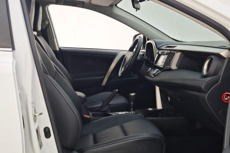 Used Toyota RAV4 2013 2.0L CVT Four-Wheel Drive New Edition Interior 3