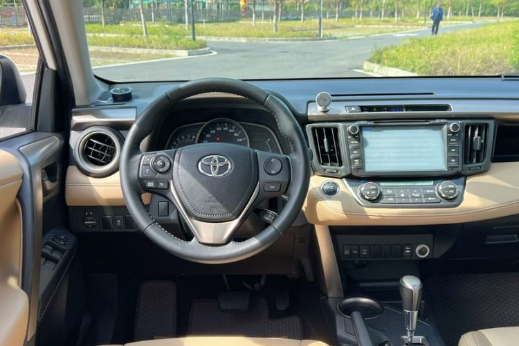 Used Toyota RAV4 2013 2.5L Automatic 4x4 Elite Edition Interior 3