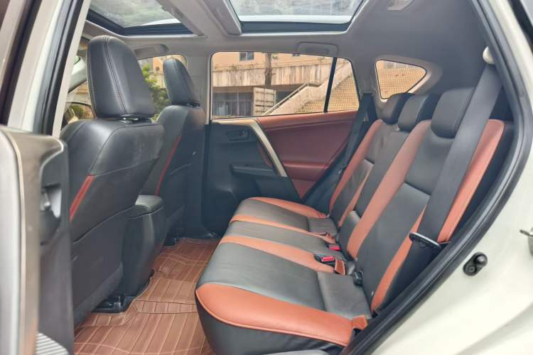 Used Toyota RAV4 2013 2.5L Automatic 4x4 Elite Edition Interior 3