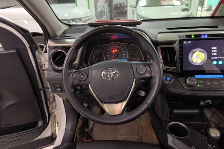 Used Toyota RAV4 2013 2.5L Automatic 4x4 Elite Edition Interior 3