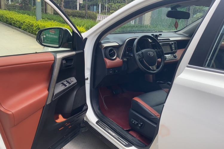 Used Toyota RAV4 2013 2.5L Automatic 4x4 Elite Edition Interior 3