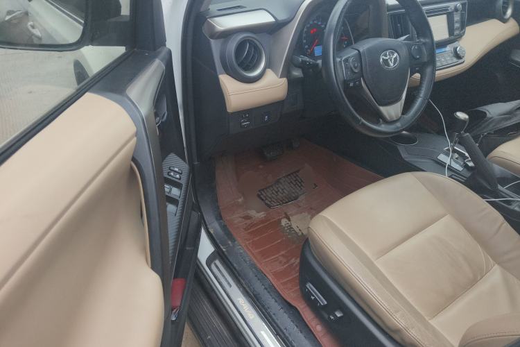 Used Toyota RAV4 2013 2.5L Automatic 4x4 Elite Edition Interior 3