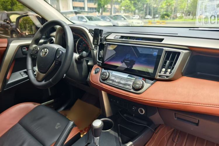 Used Toyota RAV4 2013 2.5L Automatic 4x4 Elite Edition Interior 5