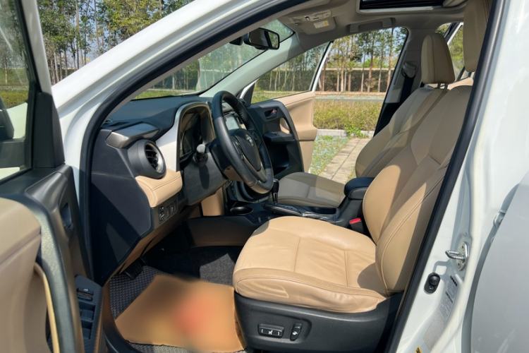 Used Toyota RAV4 2013 2.5L Automatic 4x4 Elite Edition Interior 6
