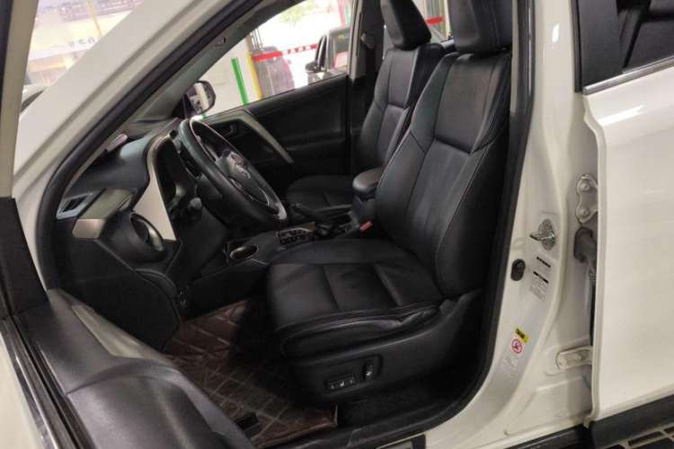 Used Toyota RAV4 2013 2.5L Automatic 4x4 Elite Edition Interior 6