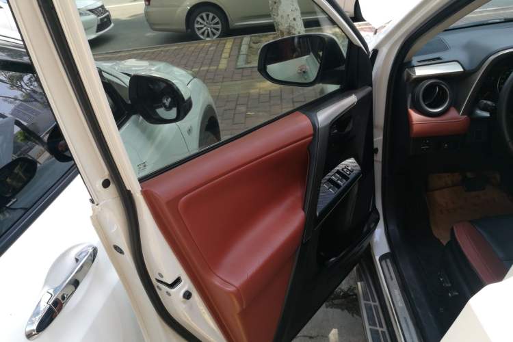 Used Toyota RAV4 2013 2.5L Automatic 4x4 Elite Edition Interior 7