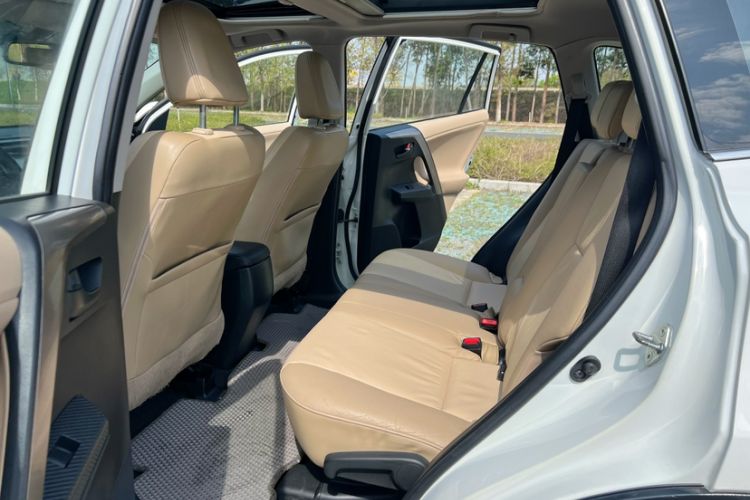 Used Toyota RAV4 2013 2.5L Automatic 4x4 Elite Edition Interior 7