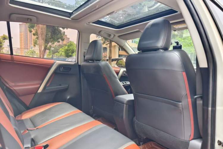 Used Toyota RAV4 2013 2.5L Automatic 4x4 Elite Edition Interior 7
