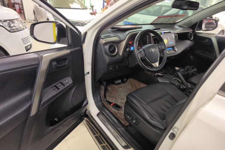 Used Toyota RAV4 2013 2.5L Automatic 4x4 Elite Edition Interior 7