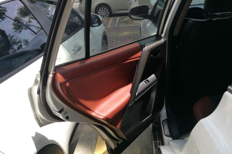 Used Toyota RAV4 2013 2.5L Automatic 4x4 Elite Edition Interior 8