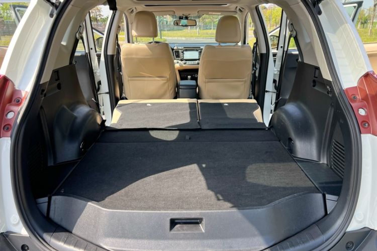 Used Toyota RAV4 2013 2.5L Automatic 4x4 Elite Edition Interior 8