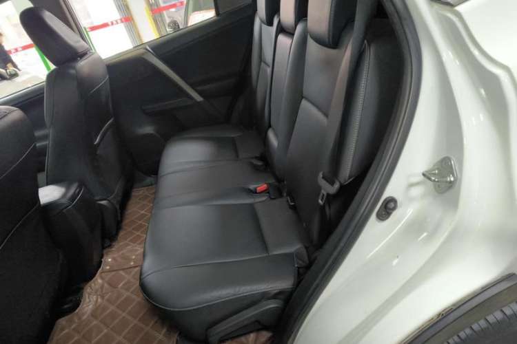 Used Toyota RAV4 2013 2.5L Automatic 4x4 Elite Edition Interior 8