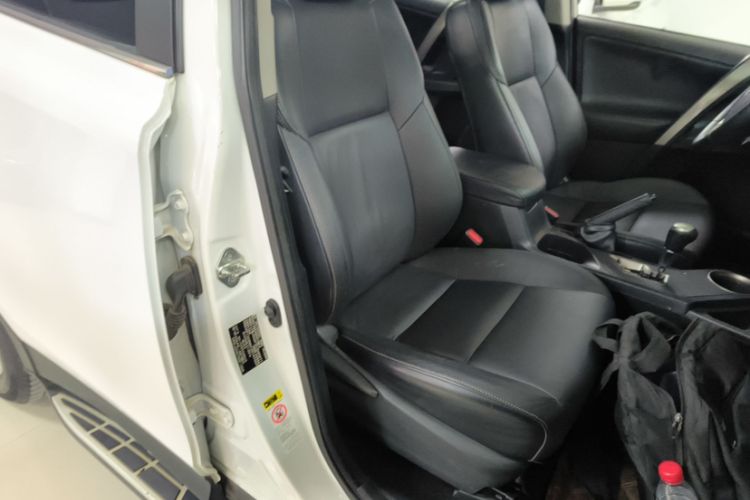 Used Toyota RAV4 2013 2.5L Automatic 4x4 Elite Edition Interior 9