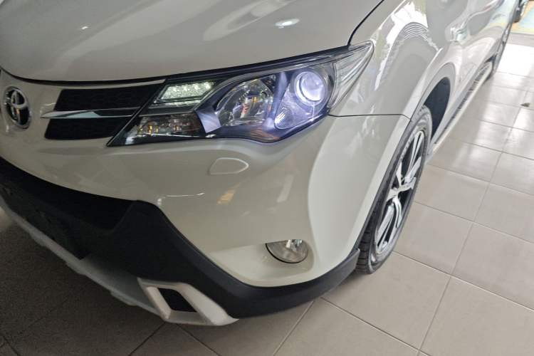Used Toyota RAV4 2013 2.5L Automatic 4x4 Luxury Edition Left Front Headlight