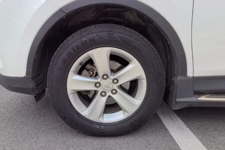 Used Toyota RAV4 2013 2.0L CVT Four-Wheel Drive Fashion Edition Left Front Wheel Hub