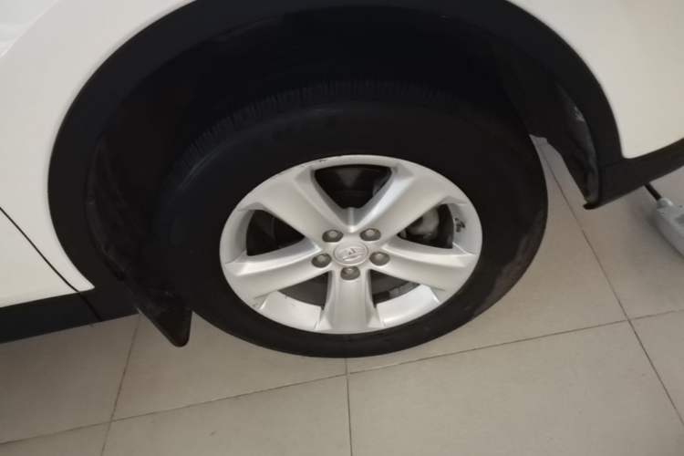 Used Toyota RAV4 2013 2.5L Automatic 4x4 Elite Edition Left Front Wheel Hub
