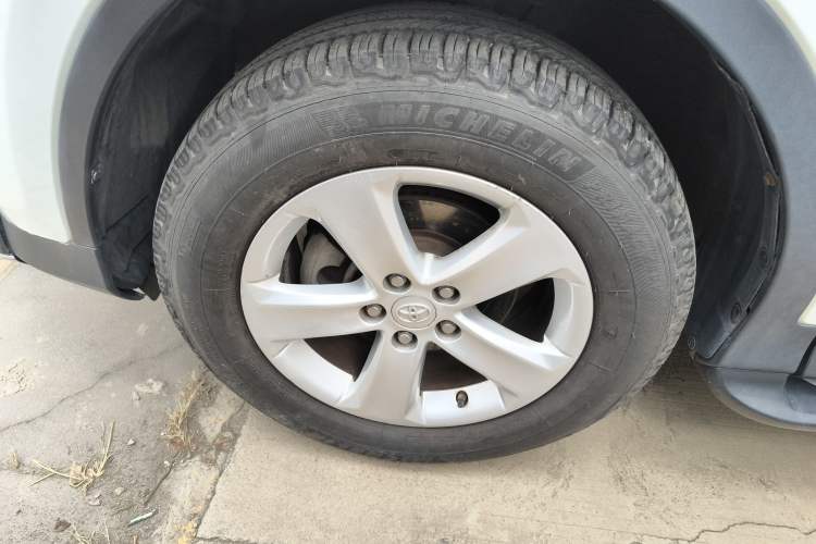 Used Toyota RAV4 2013 2.5L Automatic 4x4 Elite Edition Left Front Wheel Hub