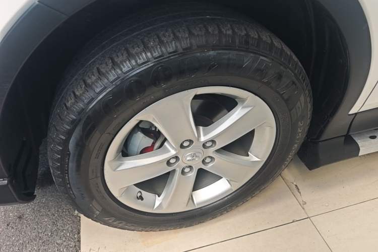 Used Toyota RAV4 2013 2.5L Automatic 4x4 Elite Edition Left Front Wheel Hub