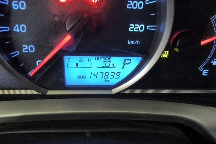Used Toyota RAV4 2013 2.5L Automatic 4x4 Elite Edition Odometer Close Up