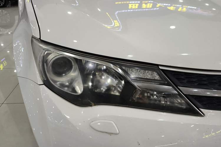 Used Toyota RAV4 2013 2.5L Automatic 4x4 Elite Edition Right Front Headlight