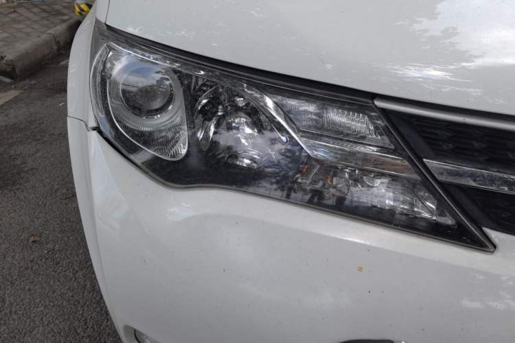 Used Toyota RAV4 2013 2.0L CVT Four-Wheel Drive New Edition Right Front Headlight