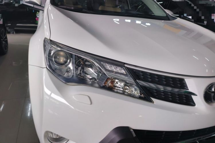 Used Toyota RAV4 2013 2.5L Automatic 4x4 Elite Edition Right Front Headlight