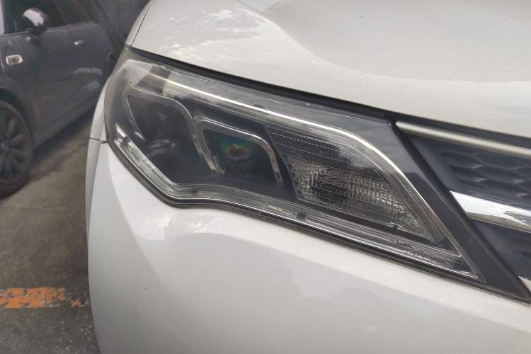 Used Toyota RAV4 2013 2.0L CVT Four-Wheel Drive New Edition Right Front Headlight