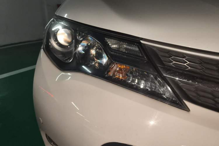 Used Toyota RAV4 2013 2.0L CVT Two-Wheel Drive Urban Edition Right Front Headlight