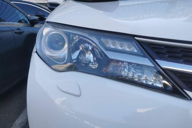 Used Toyota RAV4 2013 2.5L Automatic 4x4 Elite Edition Right Front Headlight