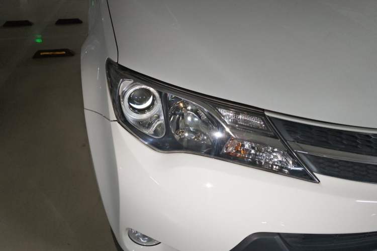Used Toyota RAV4 2013 2.0L CVT Two-Wheel Drive Urban Edition Right Front Headlight