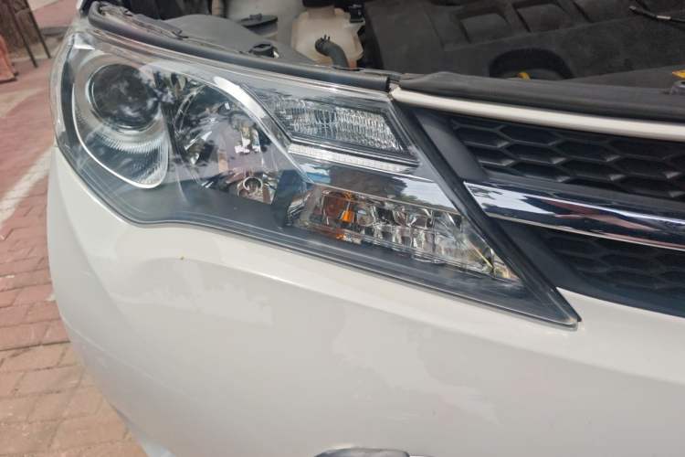 Used Toyota RAV4 2013 2.0L CVT Two-Wheel Drive Urban Edition Right Front Headlight