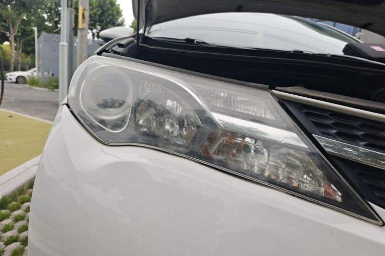 Used Toyota RAV4 2013 2.0L CVT Two-Wheel Drive Urban Edition Right Front Headlight