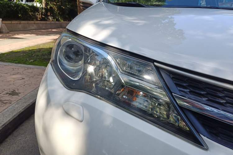Used Toyota RAV4 2013 2.5L Automatic 4x4 Elite Edition Right Front Headlight