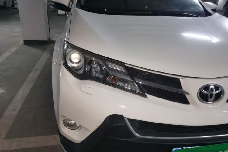 Used Toyota RAV4 2013 2.5L Automatic 4x4 Elite Edition Right Front Headlight