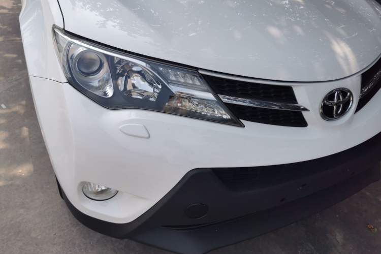 Used Toyota RAV4 2013 2.5L Automatic 4x4 Elite Edition Right Front Headlight
