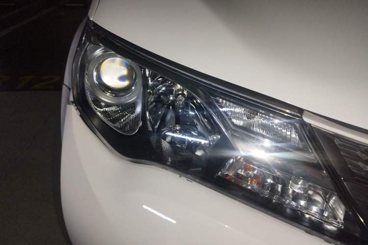 Used Toyota RAV4 2013 2.0L CVT Four-Wheel Drive New Edition Right Front Headlight