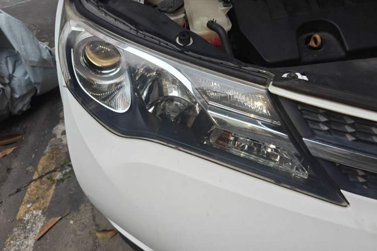 Used Toyota RAV4 2013 2.0L CVT Two-Wheel Drive Urban Edition Right Front Headlight