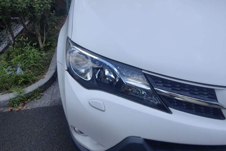 Used Toyota RAV4 2013 2.5L Automatic 4x4 Elite Edition Right Front Headlight